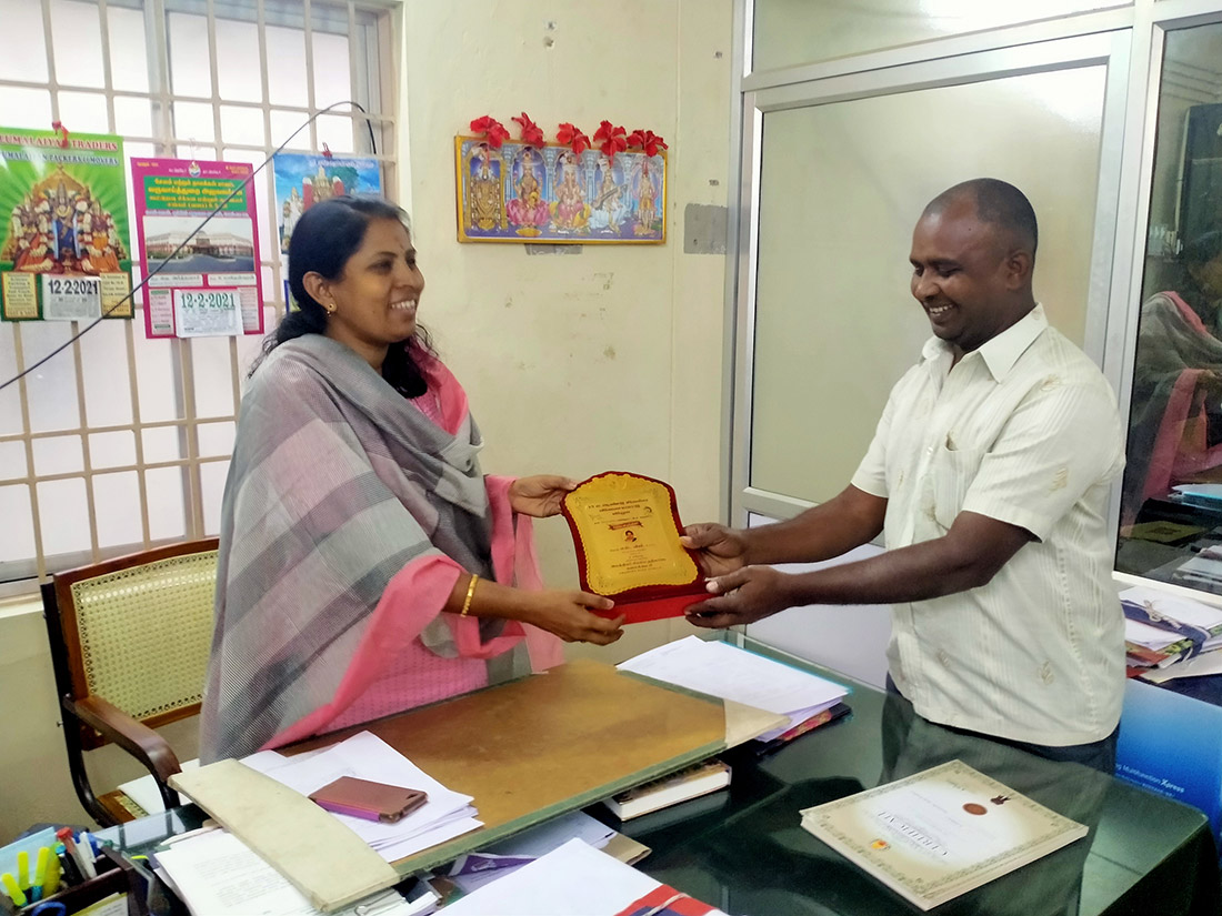 Chief Master Suresh presenting the Agathiyar Silambam memory shield